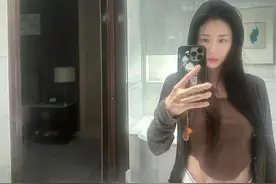 歌手张碧晨酒店厕所自拍尽显好身材！自爆：在自家厕所吃饭很香！图片