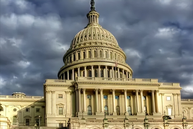 摊牌了！美国备战信号强烈，川普要“砍官增兵”，第一波福利已发