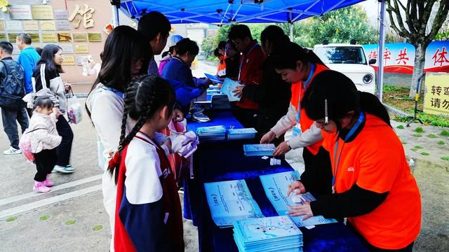 桂林:20000名徒步爱好者漫步美丽的桃花江畔!