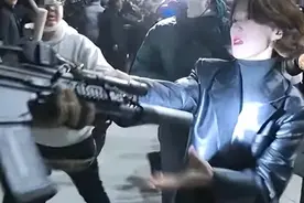 混乱现场，韩媒锁定一名“夺枪”女子，身份被扒后，民众一片哗然图片