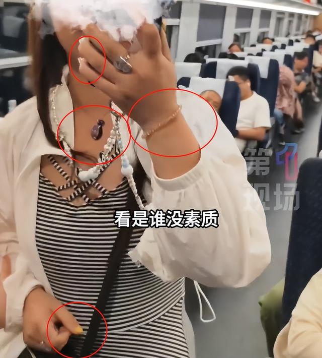 高铁臭脚女踩椅后续，发飙过程曝光，火辣打扮魔鬼身材，难怪猖狂