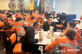 乌鲁木齐爱心餐馆请环卫工吃饭歇脚图片