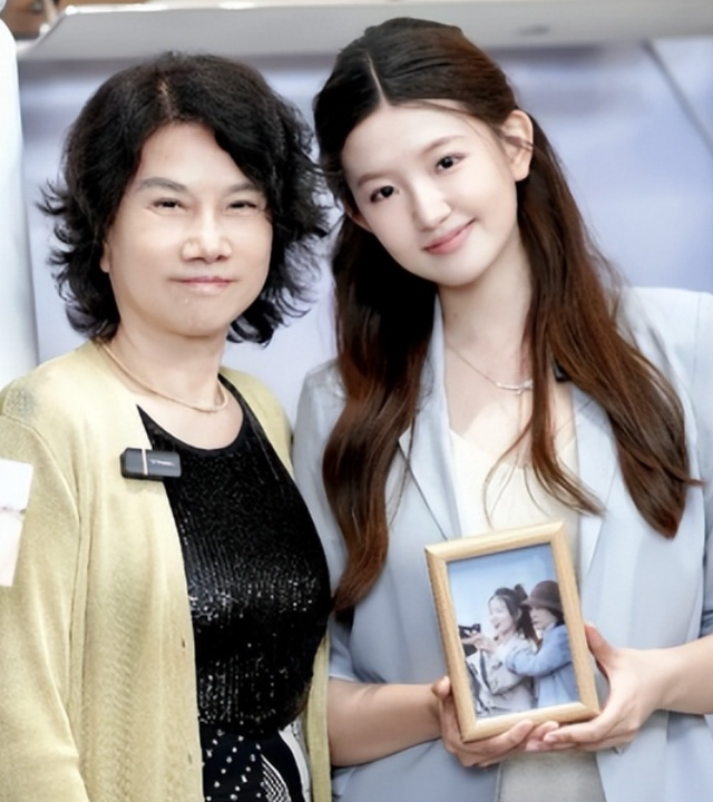 官媒亲自发文祝贺！26岁孟羽童高调官宣喜讯，证明董明珠没看错人