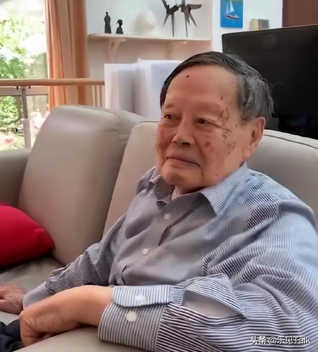 翁帆也没想到，丈夫杨振宁去世后，竟因生前一个举动再次口碑暴涨