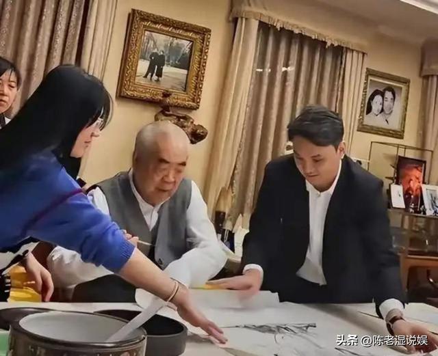 与女儿断绝关系不到3天，范曾担心的事发生了，小50岁娇妻受牵连