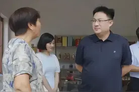 从李佩霞看女干部的穿搭风格：场合不同，见不同的人，穿不同衣服图片