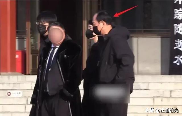 唐嫣现身罗晋父亲葬礼 一身黑衣搀扶着罗晋妈妈 夫妻合体破离婚传闻