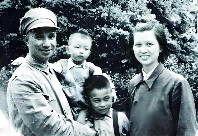 粟裕大将的夫人有多美？这是1952年的留影，她29岁，气质不凡