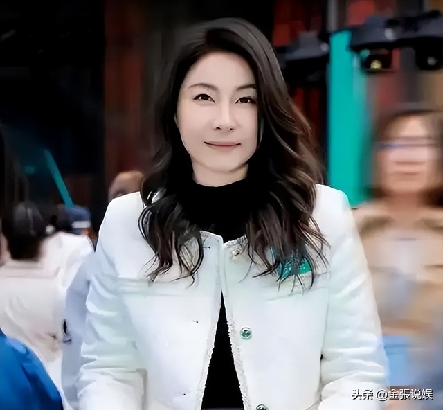 霍震霆没想到，44岁儿媳郭晶晶再次官宣喜讯，让整个阔太圈沉默了