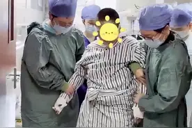 “烧伤妈妈”可以下床走路了，丈夫：脸没洗直冲医院，等不了电梯跑的楼梯，谢谢那些不知姓名的好心人图片