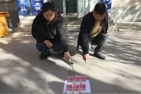 情侣用假钞购物被警方抓获，商户：现在都是手机支付，他们每次用百元现金付款，一验钞就说不买了图片