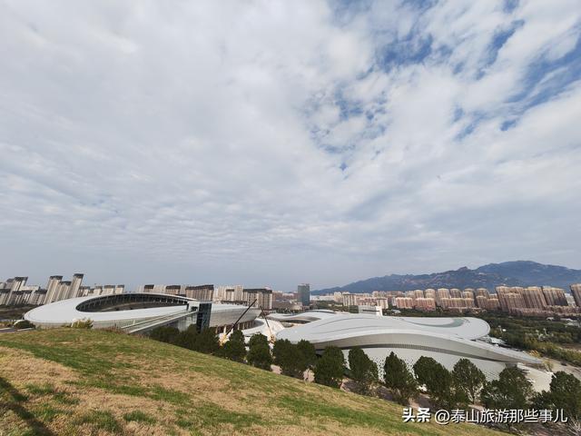 泰安西南有一个体育公园，犹如大草原，紧邻一座文旅商业综合体