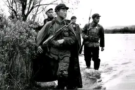 部队发的军用挎包是用来做什么的？告诉你吧，是装军用雨衣的图片