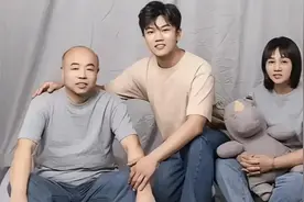 太爱了！解清帅补拍百日照，大哥“吃醋”，解妈一个方法解救图片