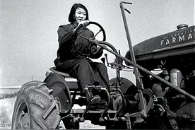 新中国第一位女拖拉机手，把拖拉机开上人民币，晚年结局如何？图片