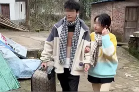 女子连夜从男友家离开！男友愤怒指责她“物质”，网友：跑得对！图片