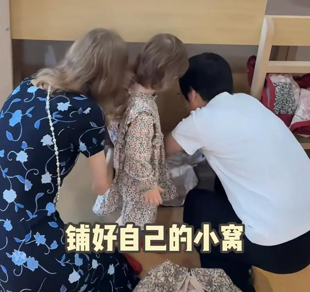 女儿开学第一天，董力阿诺全家出动，阿诺给女儿手工制小被子