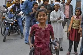 10岁“蛇女”与眼镜蛇同榻而眠，被蛇咬伤险丧命，为何她不怕蛇？图片