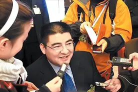 他把现金堆成山，高调捐款20亿后“销声匿迹”，如今却在家种地？图片