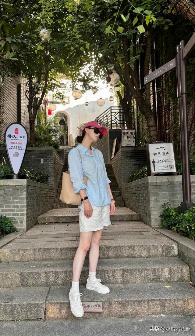 42岁蒋欣生活照瘦成“纸片人”，大热天美美出游，筷子腿抢镜！