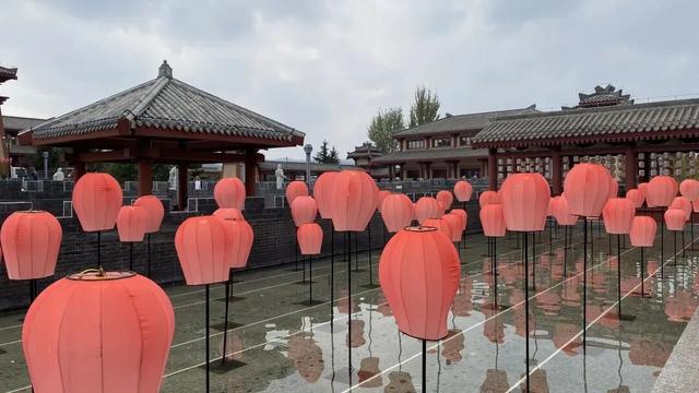 一祠承文脉，满园忆三国。
