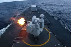 央视公开055实弹开火震撼画面，澳媒猜测：编队中还藏着核潜艇？图片