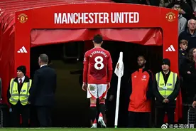 B费染红，英超焦点战10人曼联主场0-3惨败热刺，詹俊：刷新底线了！估计这次滕哈赫“在劫难逃”图片