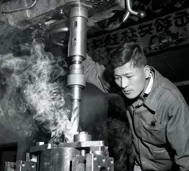 他曾担任3个直辖市市委书记，40岁官至副国级，43岁粉碎重大阴谋