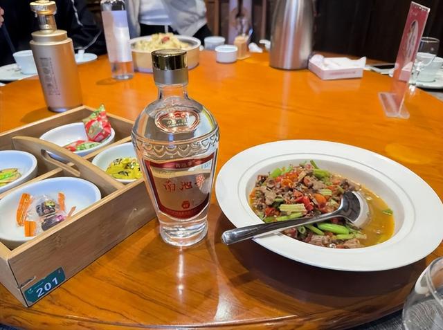北京4男子到辽宁旅游，途经葫芦岛吃饭喝酒，结账时为何潸然泪下