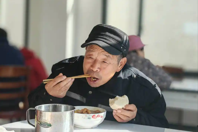 河南60岁大妈吃啥都爱放猪油，一年后去体检，医生纳闷：吃了啥？