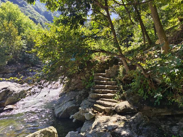 探访安徽金寨画石谷，看神奇大脚印