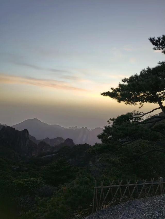 漫步黄山松掩山丛树杪，云隐仙踪徒步蹬道千阶