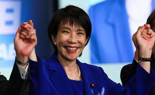 高市遭背刺？中日军机对峙后，美翻珍珠港旧账，逼日拿5500亿投资