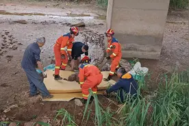 7旬老人深陷淤泥无法脱身 消防员紧急救助化险为夷图片