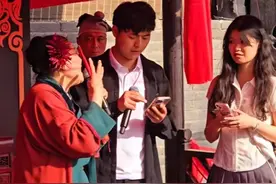 王婆说媒：女大学生牵手开工厂小伙，下台后却发现身份不一般？图片