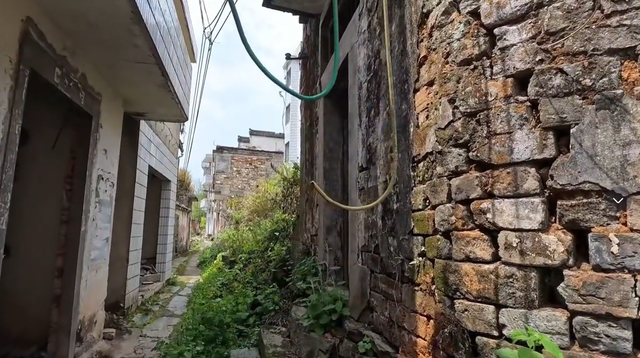 安徽令人生畏的百年古村，上千村民一夜撤离，无人居住却摆满棺材