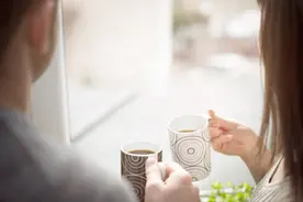 老婆出差了，凌晨3点给老公打电话查岗问：在哪呢？老公........图片