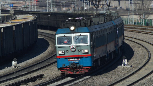 全球首次！中国3.5万吨重载群组列车，连接不用挂钩靠信号？