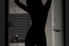 搞笑动图，参上(～￣▽￣)～小姐姐，关灯了睡觉啦图片