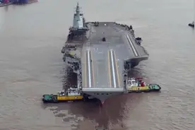 005号航母浮出水面，核动力加电磁弹射，满载排水量或超10万吨图片