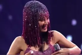 女星演唱会到底多敢穿？紧身裤勒出尴尬线、透视装不打码都没眼看图片