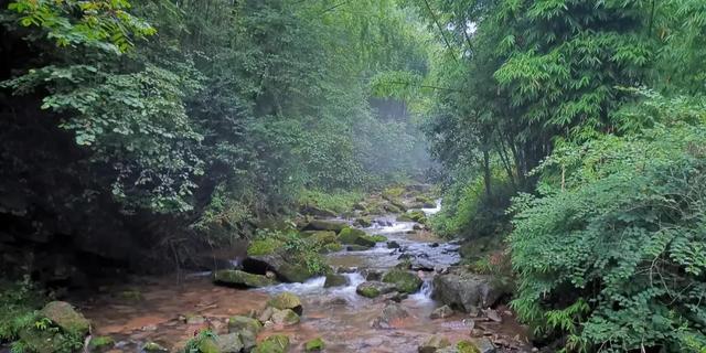 成都以西的隐秘小村，赏萤火虫、溪涧踩水、探秘溶洞…1.5h刹拢！