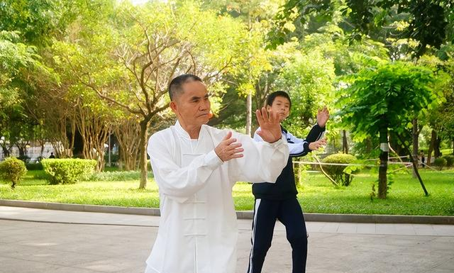 太极进阶5阶段从比划到身心合一一步一步来_447