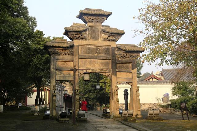四川隆昌有一座石牌坊古镇，青石黛瓦间，解读牌坊背后的历史故事