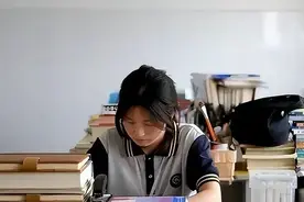 姜萍童年手捏癞蛤蟆照片走红，数学天才从娃娃抓起！图片