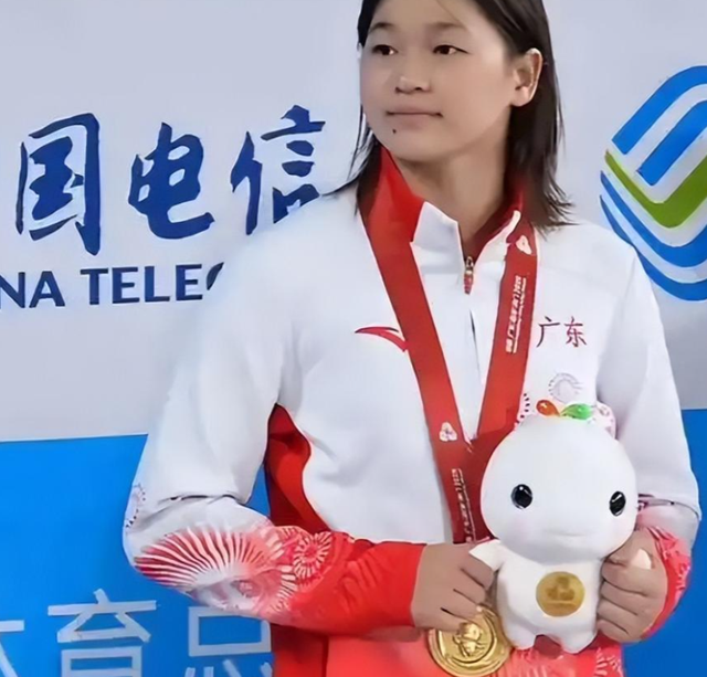 全红婵回队了，她变化很大，身高快170了吧，留起长发，气场更强