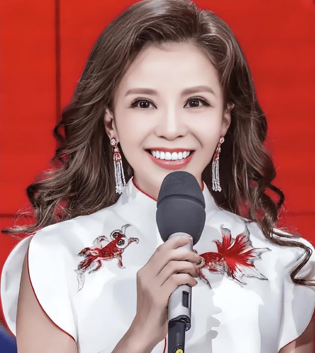 央视主持人朱迅现身河南景区，和游客热情打招呼毫无架子