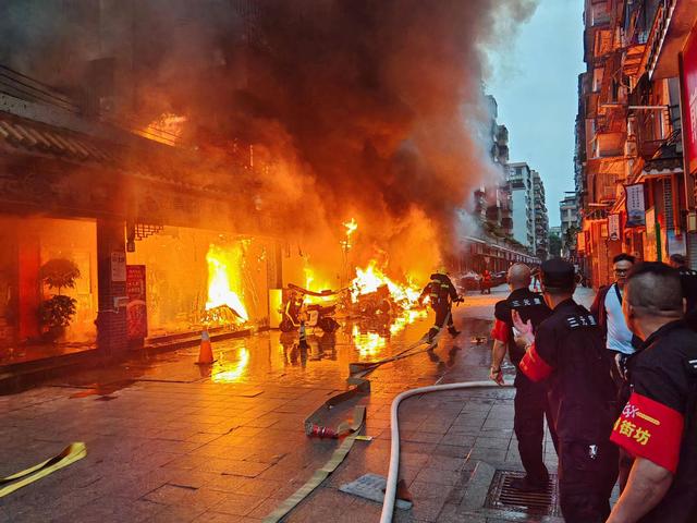 太猖狂！记者被打后续：警方介入，厂家底裤被扒光，这下摊上事了