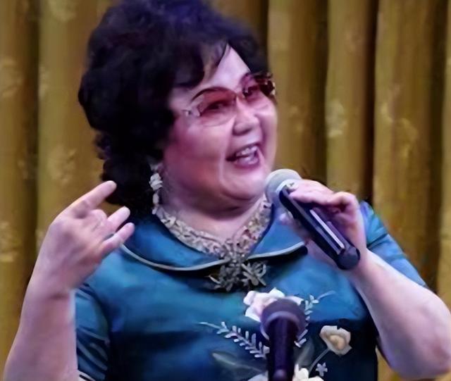 吃里爬外，永不回国？她带领30名演员选择留美，如今年过花甲归来