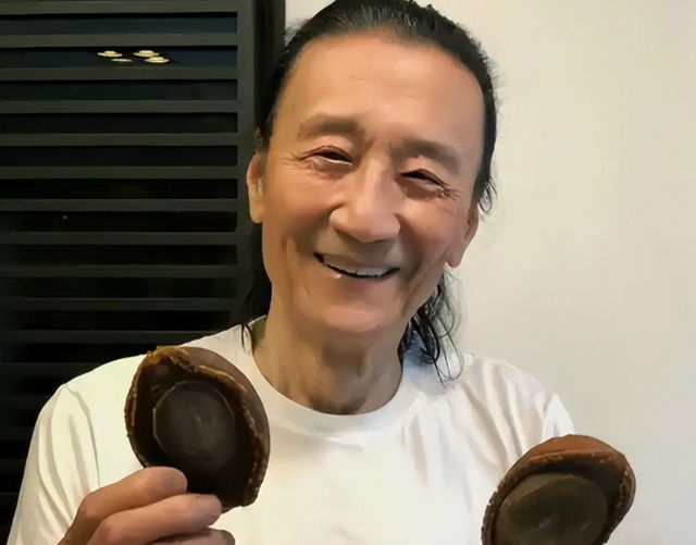 被谢贤养了12年，用青春换来2000万的Coco，已经走上了另一条大道
